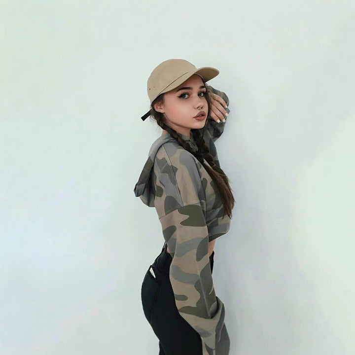 Damernas cropped hoodie i modern kamouflage-design Mirla-Eva Jonsson