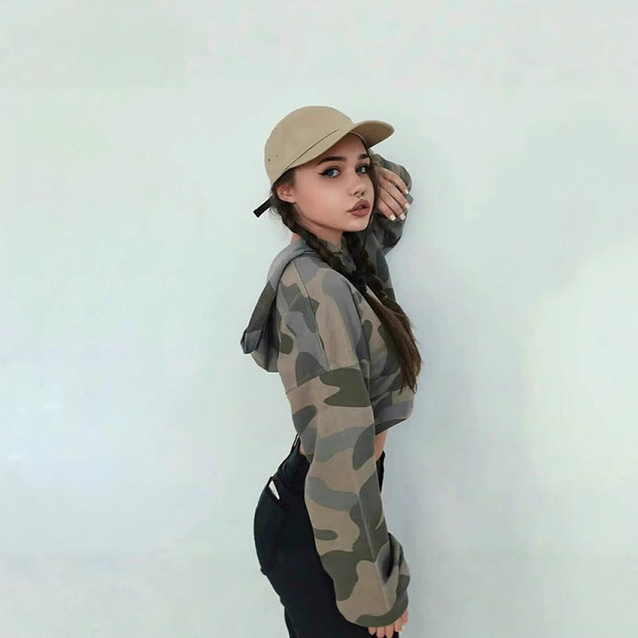 Damernas cropped hoodie i modern kamouflage-design Mirla-Eva Jonsson