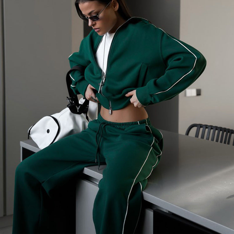 Damernas cropped huvtröja med dragkedja och sportiga joggingbyxor Mirla-Eva Jonsson