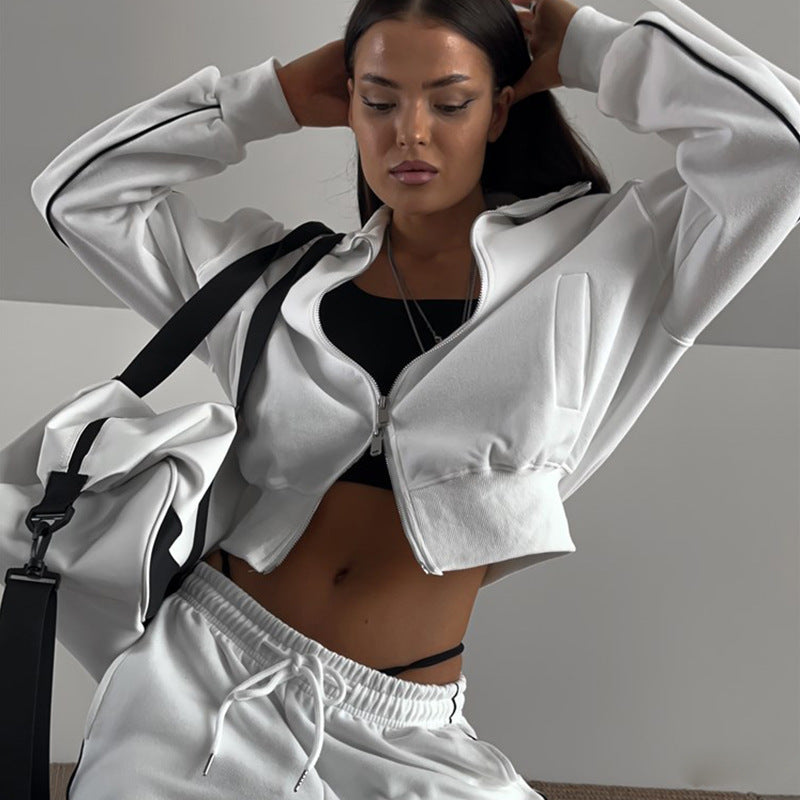 Damernas cropped huvtröja med dragkedja och sportiga joggingbyxor Mirla-Eva Jonsson