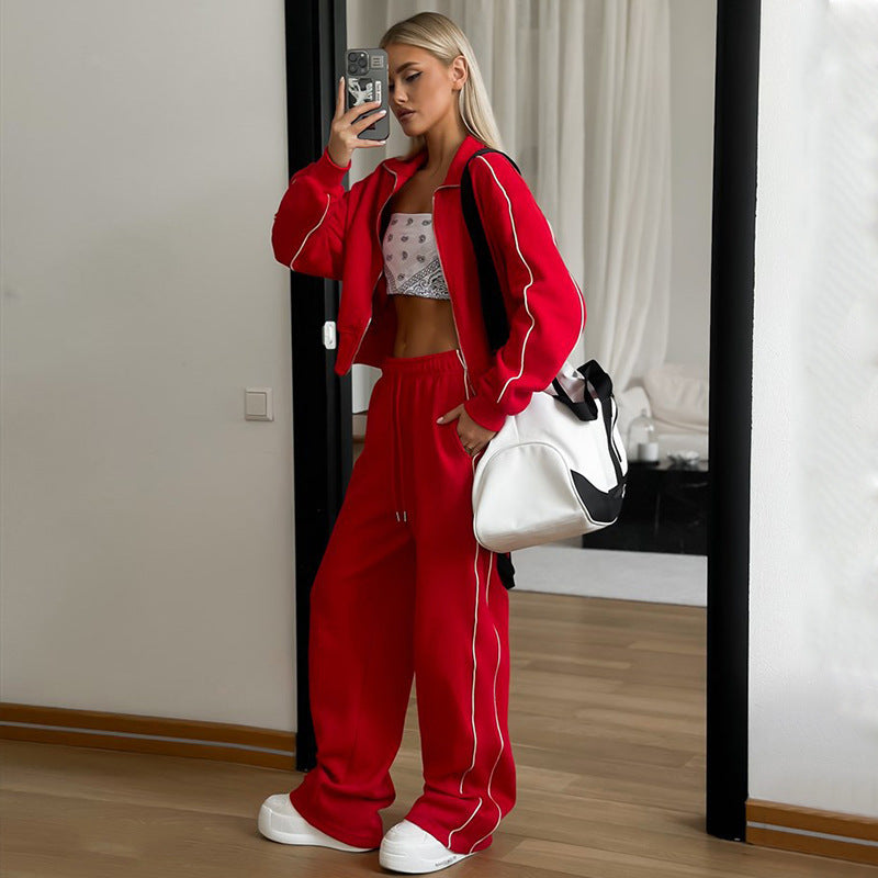 Damernas cropped huvtröja med dragkedja och sportiga joggingbyxor Mirla-Eva Jonsson