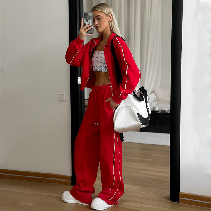 Damernas cropped huvtröja med dragkedja och sportiga joggingbyxor Mirla-Eva Jonsson