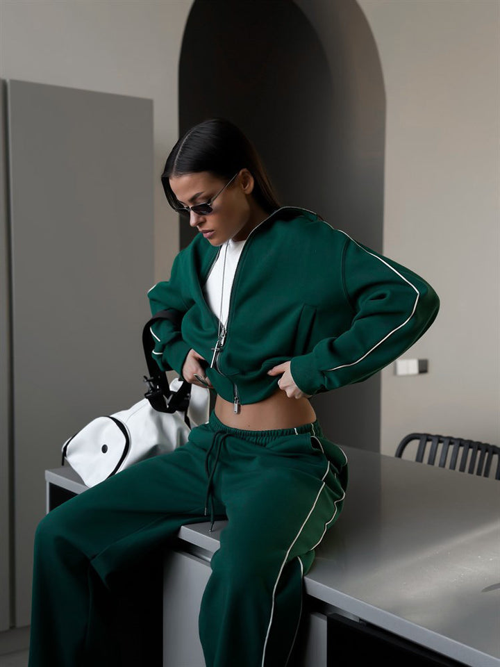 Damernas cropped huvtröja med dragkedja och sportiga joggingbyxor Mirla-Eva Jonsson