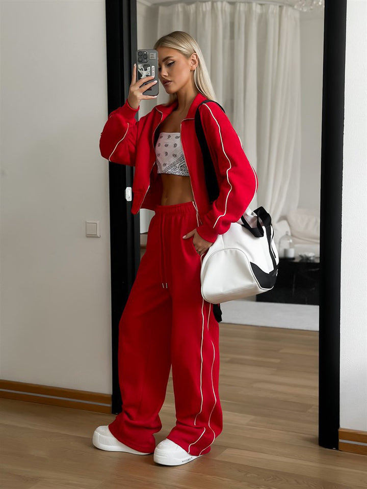 Damernas cropped huvtröja med dragkedja och sportiga joggingbyxor Mirla-Eva Jonsson