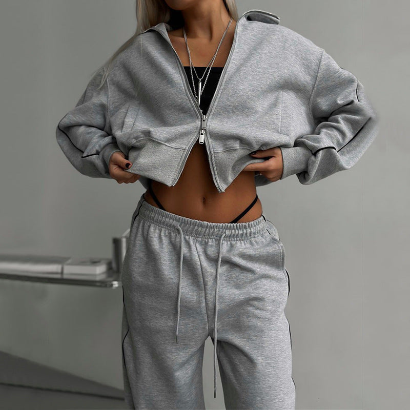 Damernas cropped huvtröja med dragkedja och sportiga joggingbyxor Mirla-Eva Jonsson