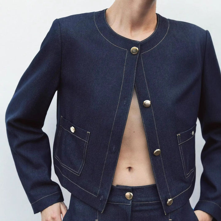 Damernas cropped jeansjacka med påsydda fickor och eleganta knapplösningar Eva Jonsson-Eva Jonsson