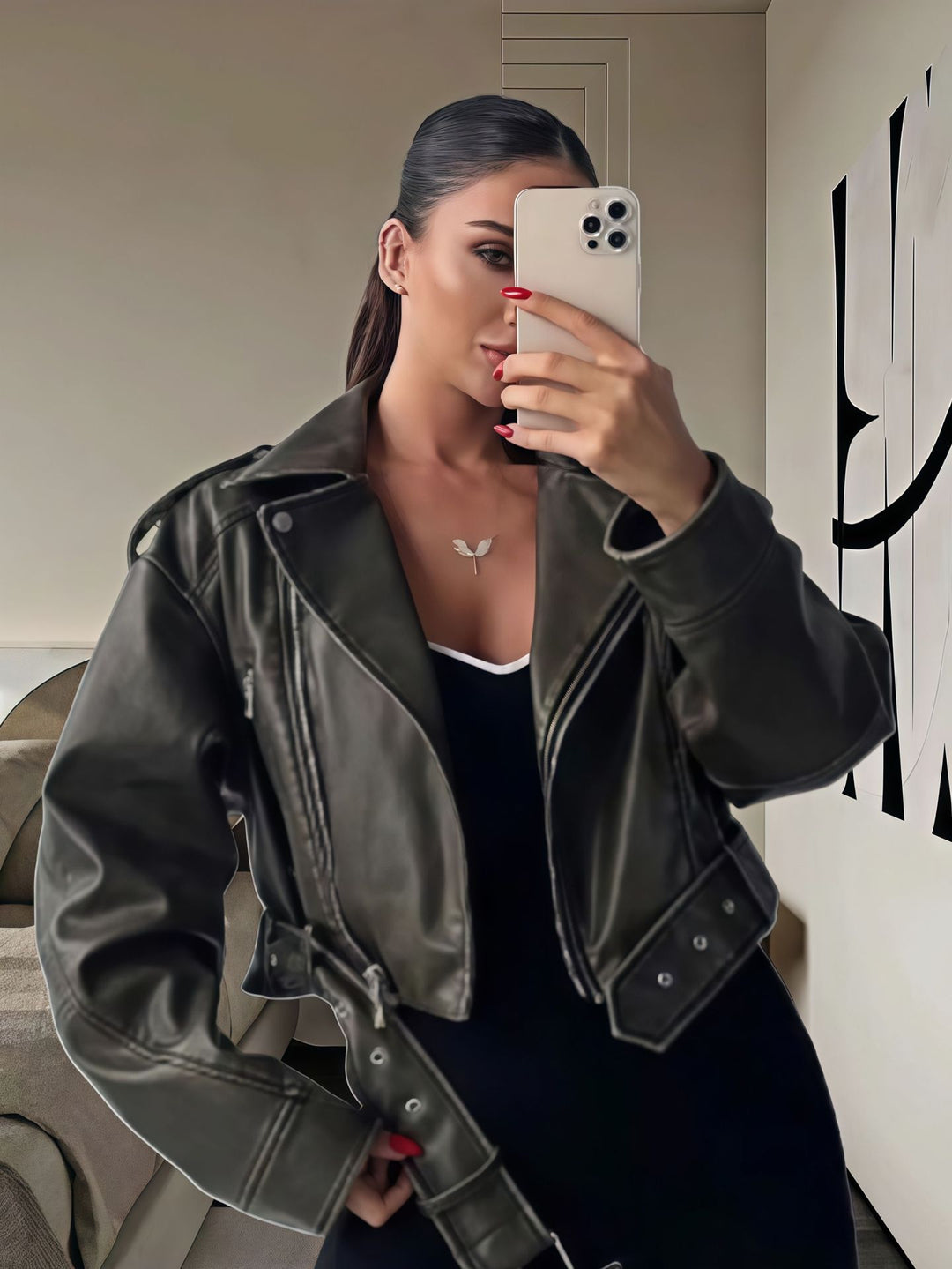 Damernas cropped konstläderjacka med asymmetrisk dragkedja och mjukt innerfoder Mirla-Eva Jonsson