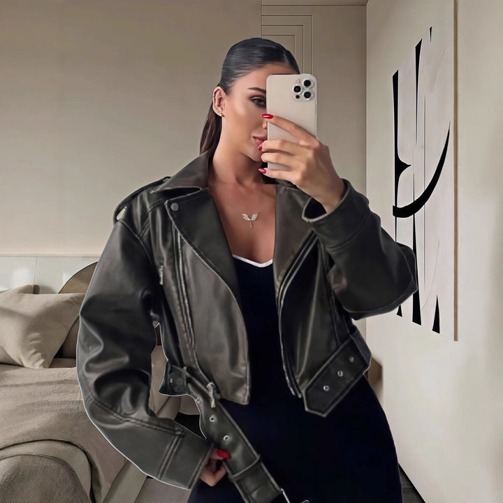 Damernas cropped konstläderjacka med asymmetrisk dragkedja och mjukt innerfoder Mirla-Eva Jonsson