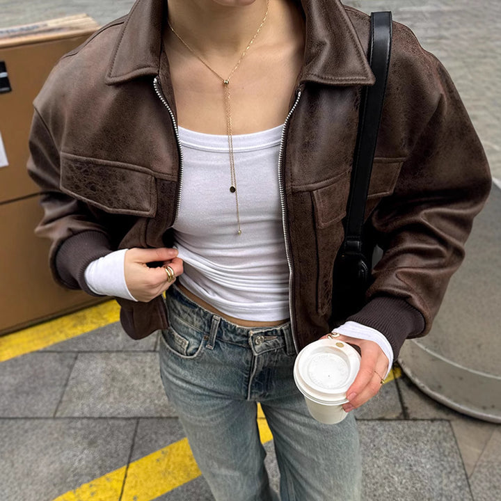 Damernas cropped konstläderjacka med fickor Mirla-Eva Jonsson