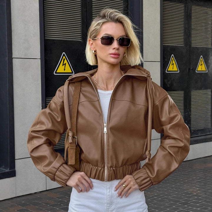 Damernas cropped konstläderjacka med kontrasterande detaljer och elastisk midja Eva Jonsson-Eva Jonsson