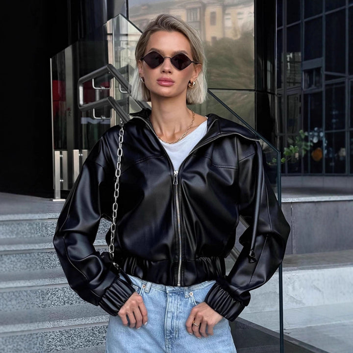 Damernas cropped konstläderjacka med kontrasterande detaljer och elastisk midja Eva Jonsson-Eva Jonsson