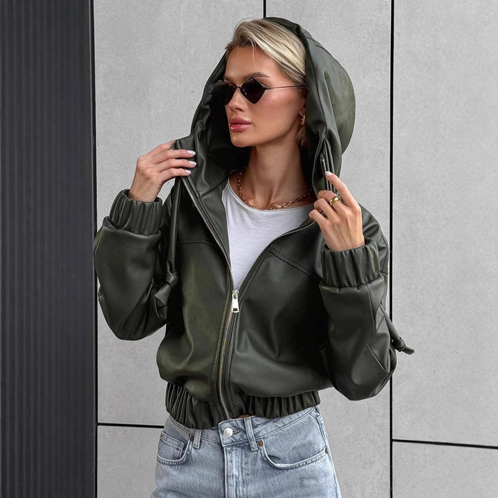 Damernas cropped konstläderjacka med kontrasterande detaljer och elastisk midja Eva Jonsson-Eva Jonsson