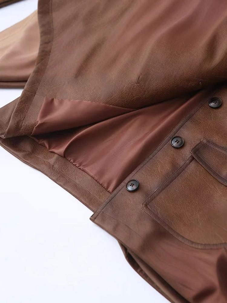 Damernas cropped konstläderjacka med quiltat mönster och praktiska flap-fickor Mirla-Eva Jonsson