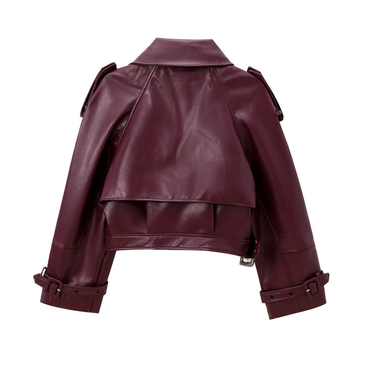 Damernas cropped läderjacka i en elegant design med breda slag och praktiska fickor Mirla-Eva Jonsson