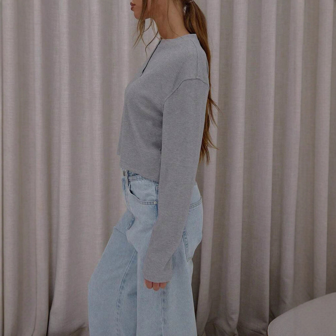 Damernas cropped långärmad tröja med knapplist och mjukt material Mirla-Eva Jonsson