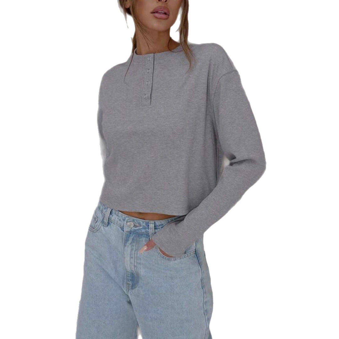 Damernas cropped långärmad tröja med knapplist och mjukt material Mirla-Eva Jonsson