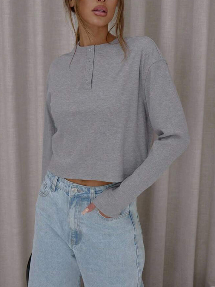 Damernas cropped långärmad tröja med knapplist och mjukt material Mirla-Eva Jonsson