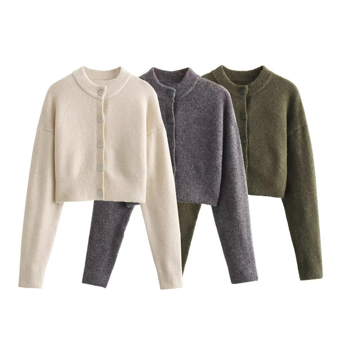 Damernas cropped stickad jacka med moderna knappar Mirla-Eva Jonsson