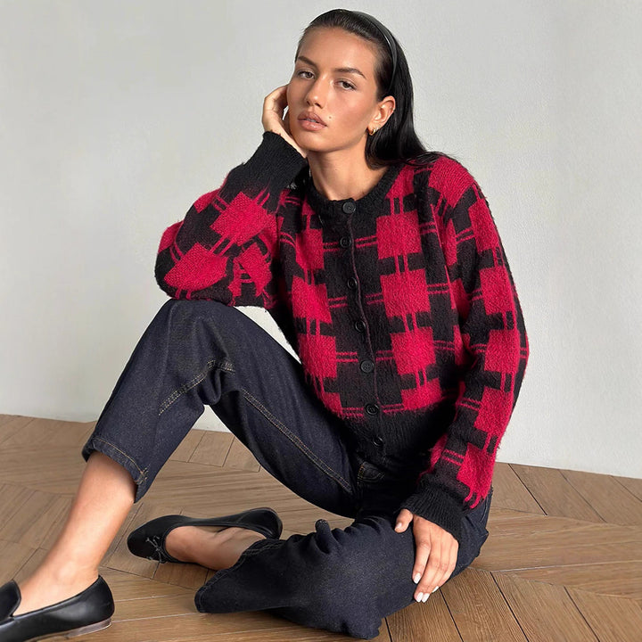Damernas cropped stickad jacka med modernt rutmönster och knappdesign Mirla-Eva Jonsson