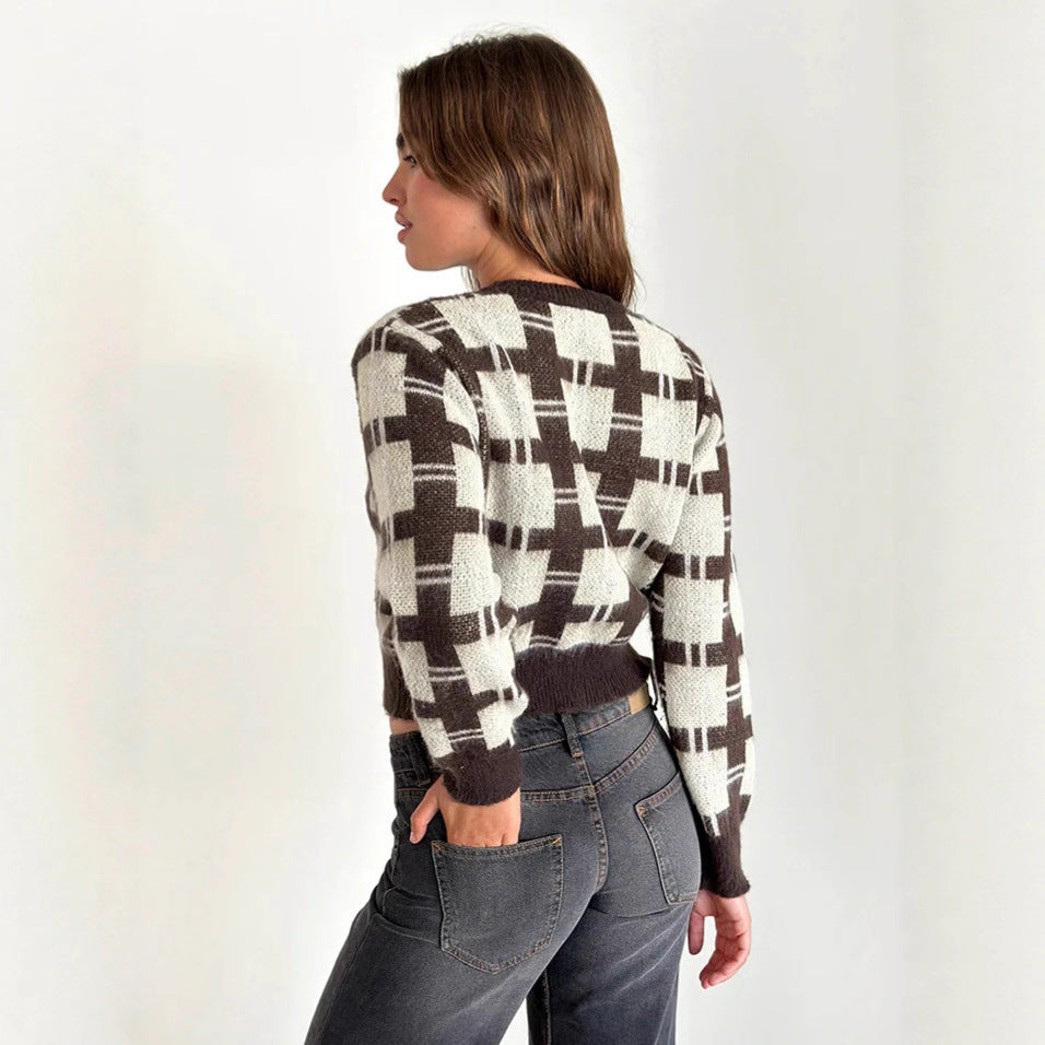 Damernas cropped stickad jacka med modernt rutmönster och knappdesign Mirla-Eva Jonsson