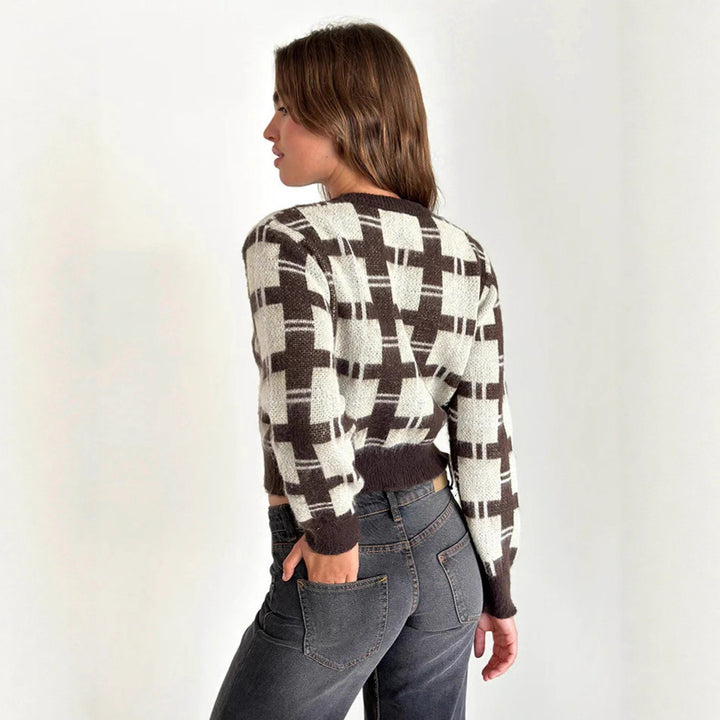 Damernas cropped stickad jacka med modernt rutmönster och knappdesign Mirla-Eva Jonsson