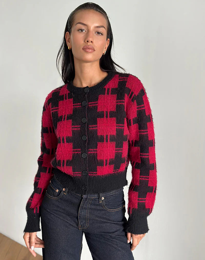 Damernas cropped stickad jacka med modernt rutmönster och knappdesign Mirla-Eva Jonsson