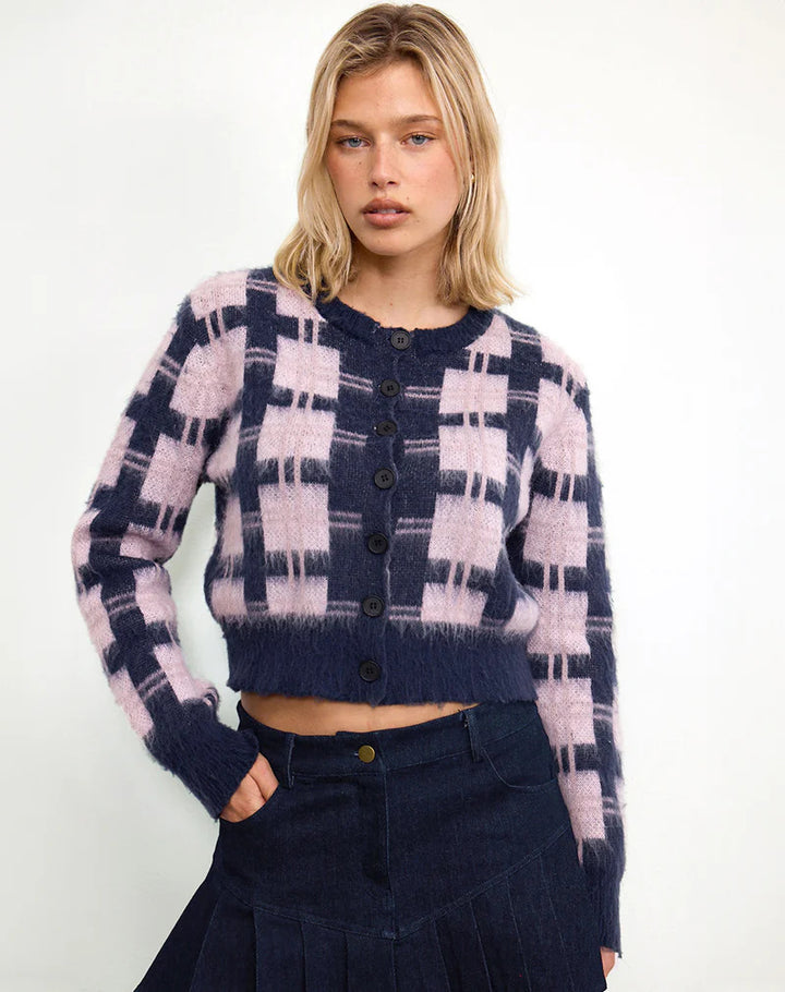 Damernas cropped stickad jacka med modernt rutmönster och knappdesign Mirla-Eva Jonsson