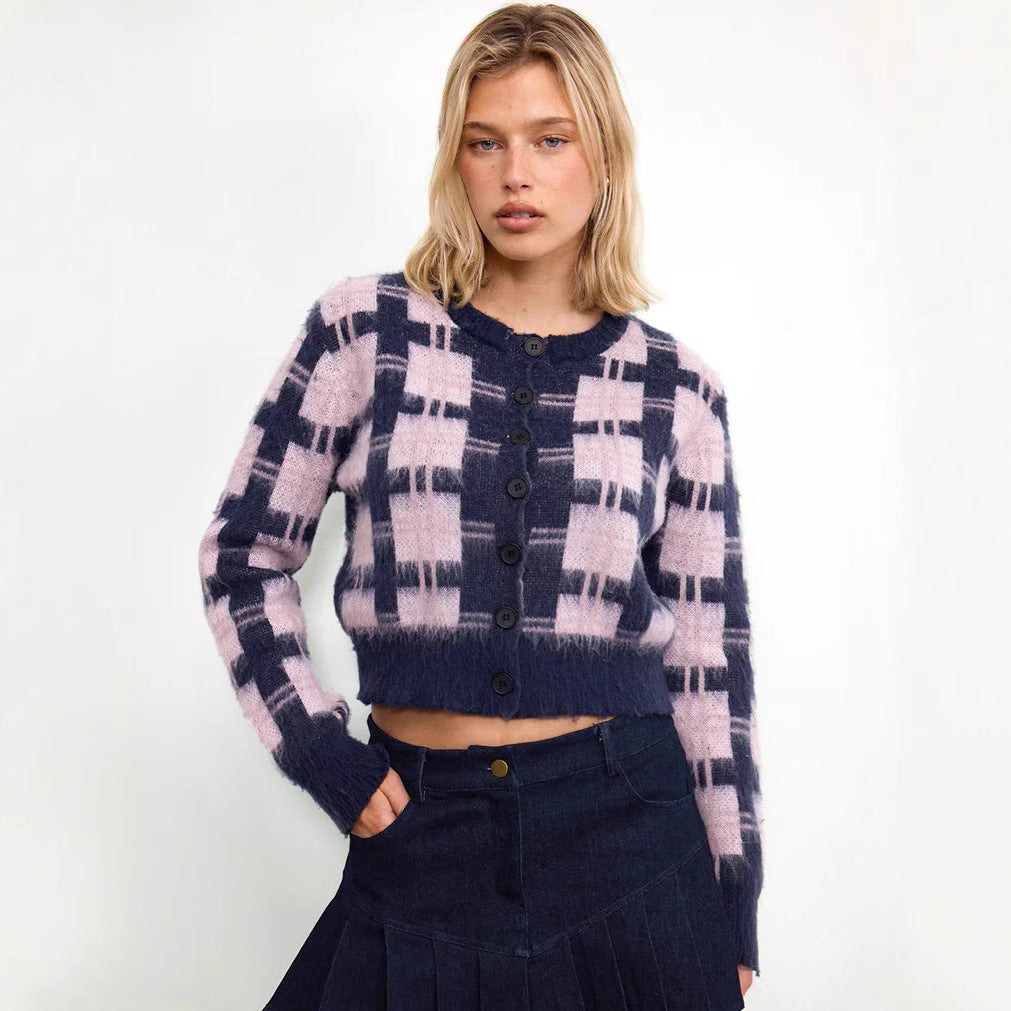Damernas cropped stickad jacka med modernt rutmönster och knappdesign Mirla-Eva Jonsson