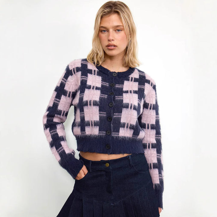 Damernas cropped stickad jacka med modernt rutmönster och knappdesign Mirla-Eva Jonsson