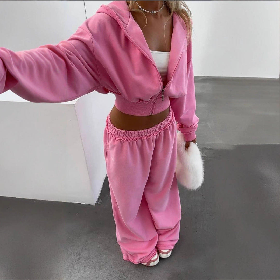 Damernas cropped tracksuit med en avslappnad passform och vida byxor Mirla-Eva Jonsson