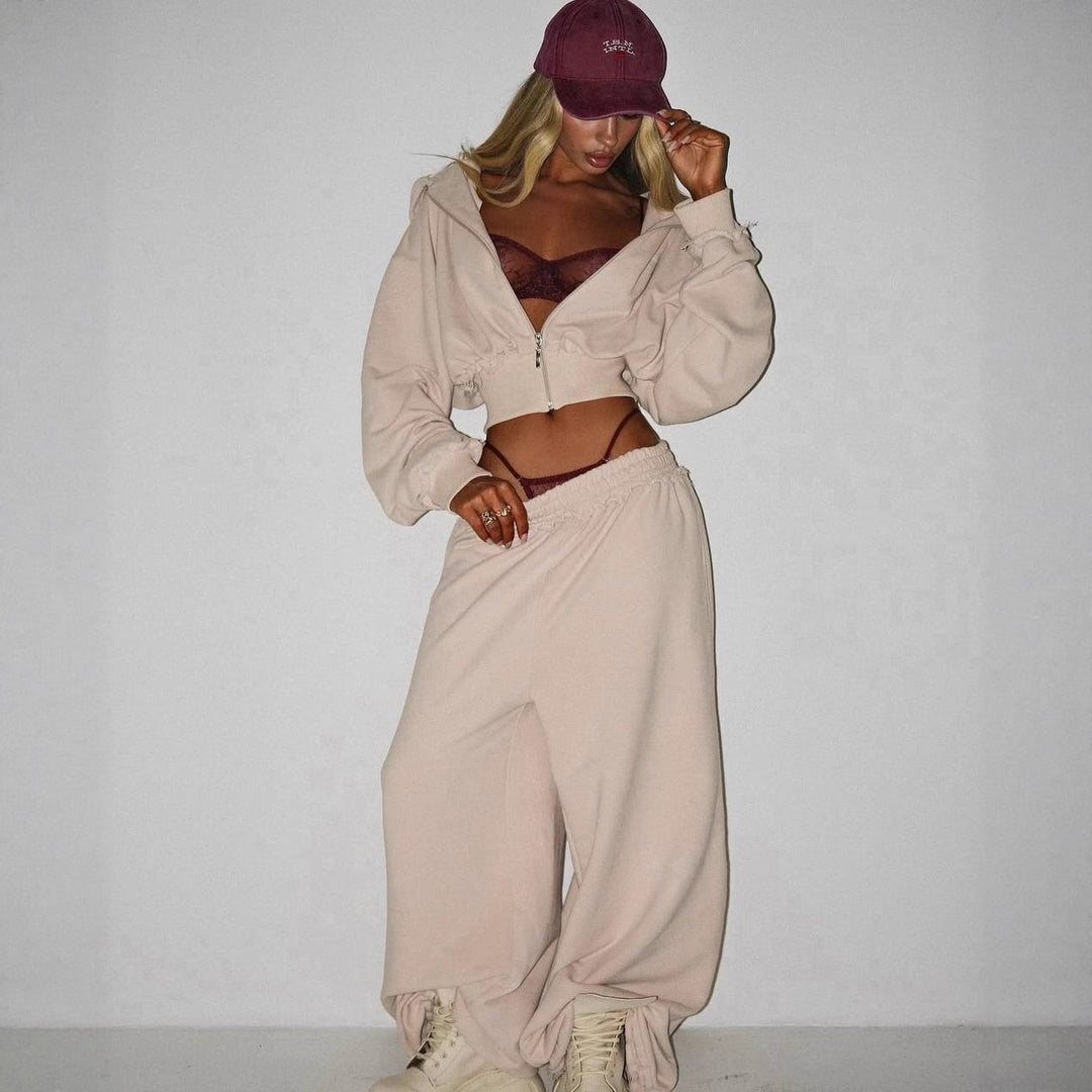 Damernas cropped tracksuit med en avslappnad passform och vida byxor Mirla-Eva Jonsson