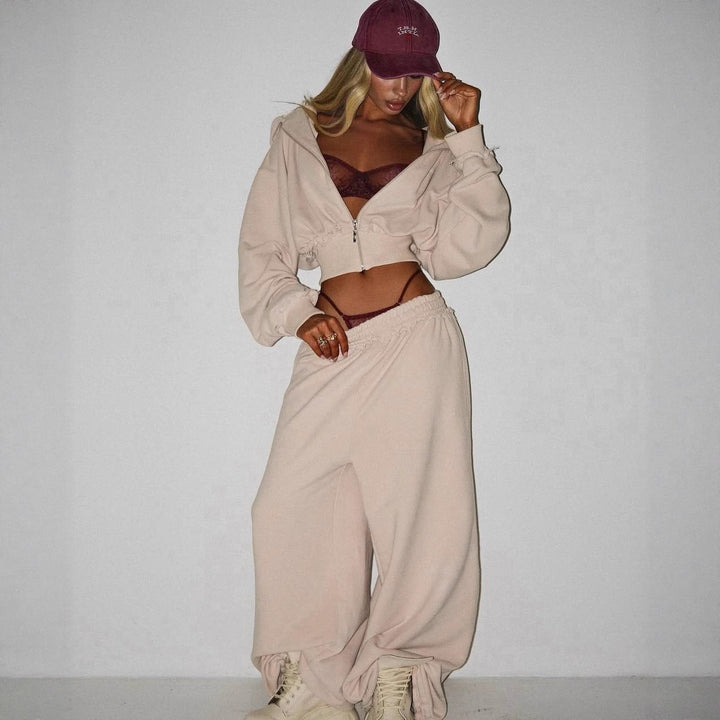Damernas cropped tracksuit med en avslappnad passform och vida byxor Mirla-Eva Jonsson