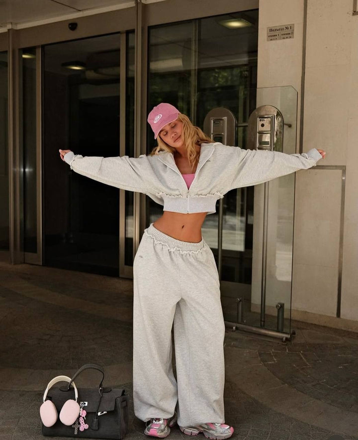 Damernas cropped tracksuit med en avslappnad passform och vida byxor Mirla-Eva Jonsson