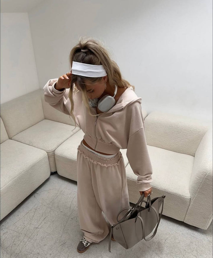 Damernas cropped tracksuit med en avslappnad passform och vida byxor Mirla-Eva Jonsson