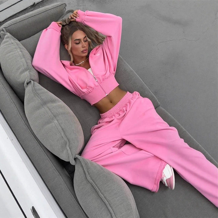 Damernas cropped tracksuit med en avslappnad passform och vida byxor Mirla-Eva Jonsson