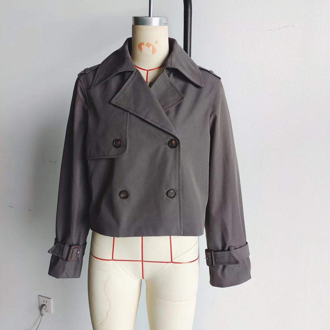 Damernas cropped trenchcoat med dubbel knapprad och justerbara ärmar Mirla-Eva Jonsson