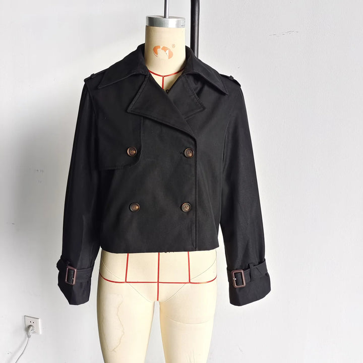 Damernas cropped trenchcoat med dubbel knapprad och justerbara ärmar Mirla-Eva Jonsson