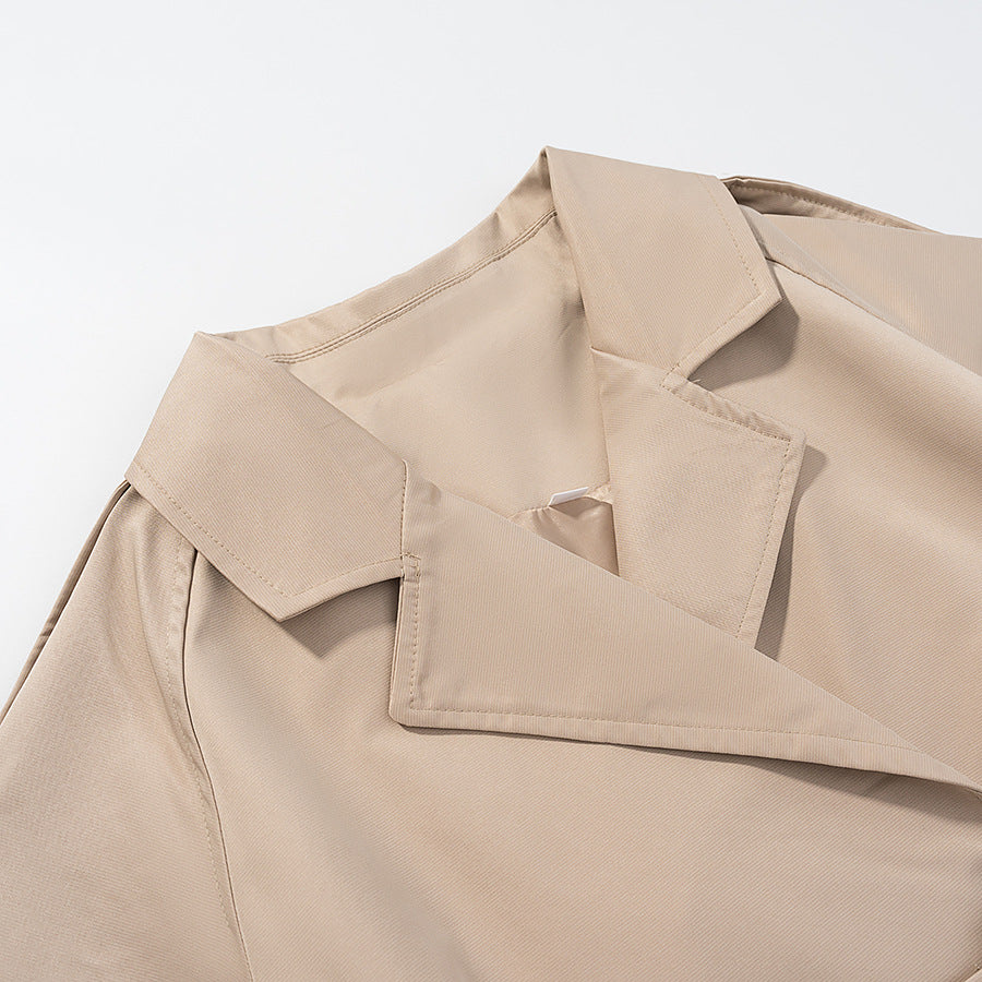 Damernas cropped trenchjacka med bred krage och elegant spänne Mirla-Eva Jonsson