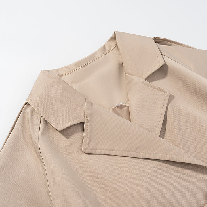 Damernas cropped trenchjacka med bred krage och elegant spänne Mirla-Eva Jonsson