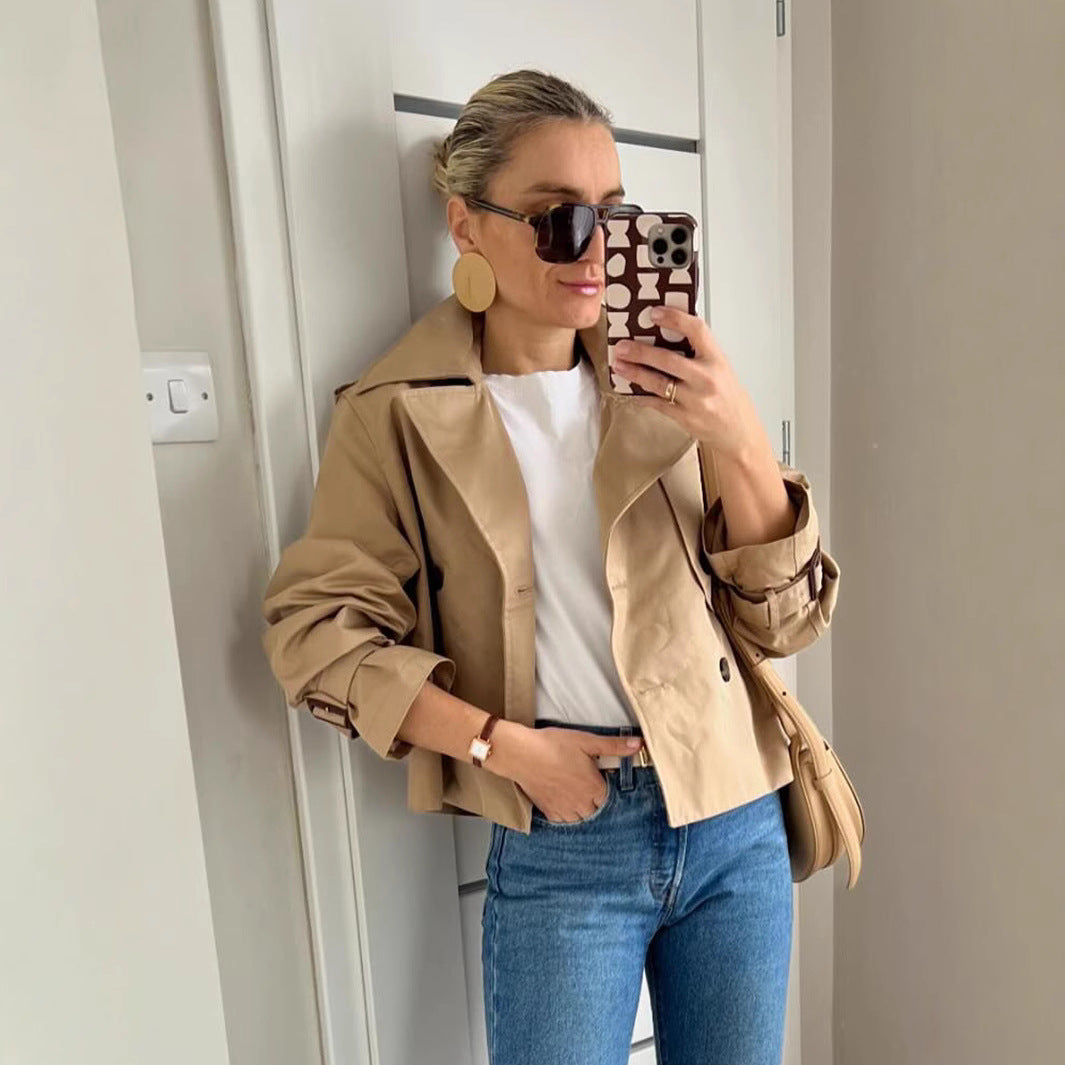 Damernas cropped trenchjacka med exklusiv snitt och praktiska fickor Eva Jonsson-Eva Jonsson