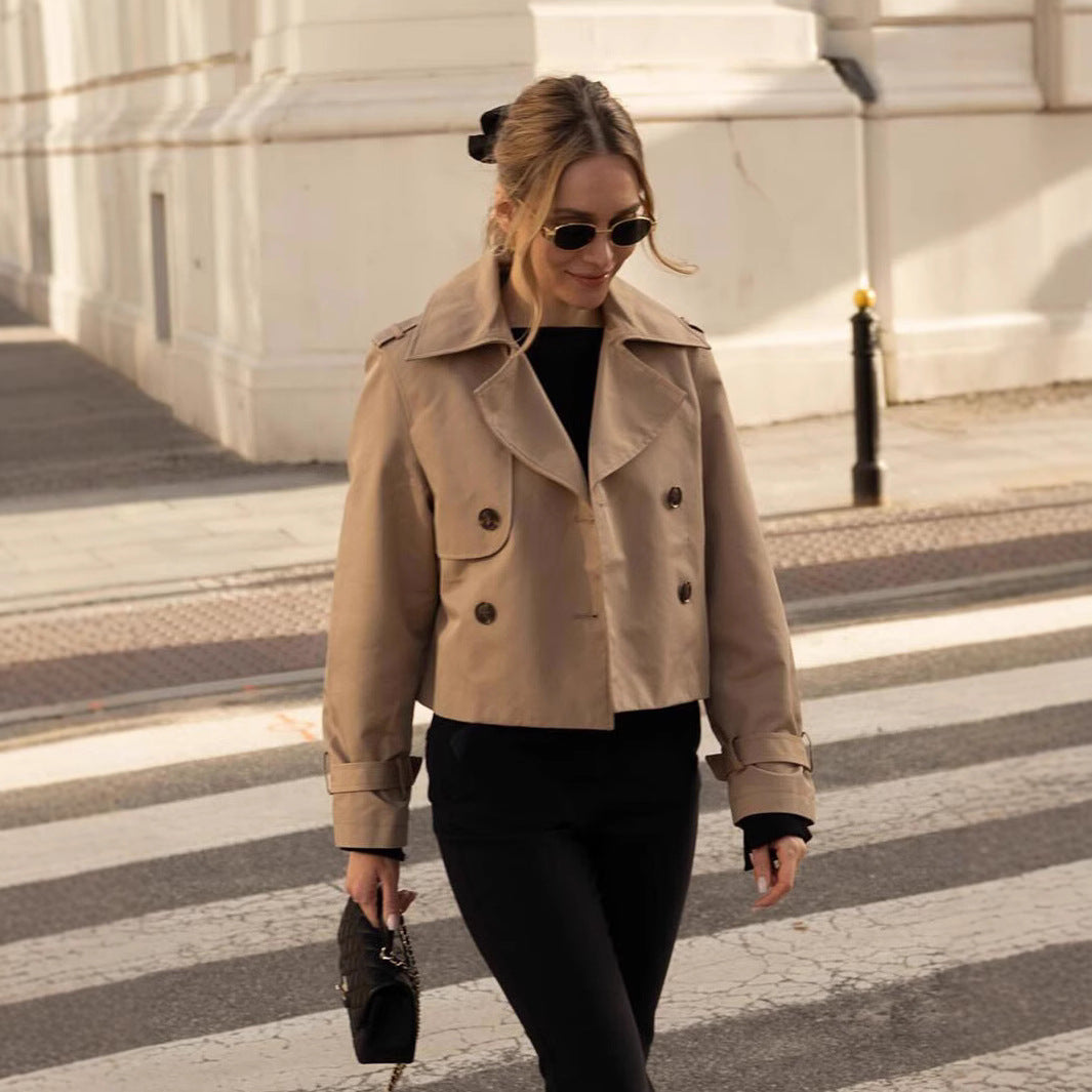 Damernas cropped trenchjacka med exklusiv snitt och praktiska fickor Eva Jonsson-Eva Jonsson