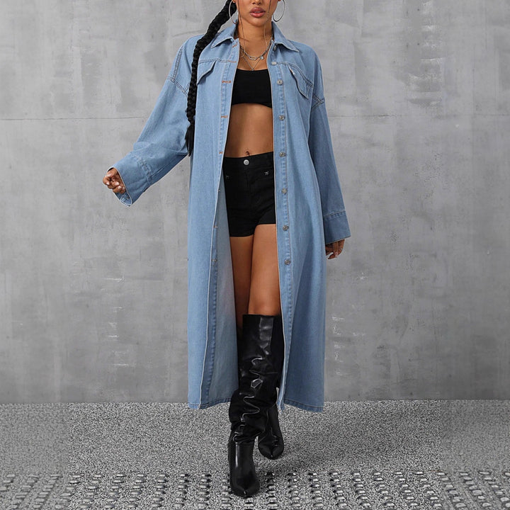Damernas denim maxi-jacka i en avslappnad oversized passform med bekväma tryckknappar och praktiska fickor Mirla-Eva Jonsson