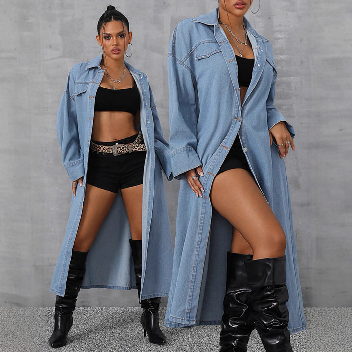 Damernas denim maxi-jacka i en avslappnad oversized passform med bekväma tryckknappar och praktiska fickor Mirla-Eva Jonsson