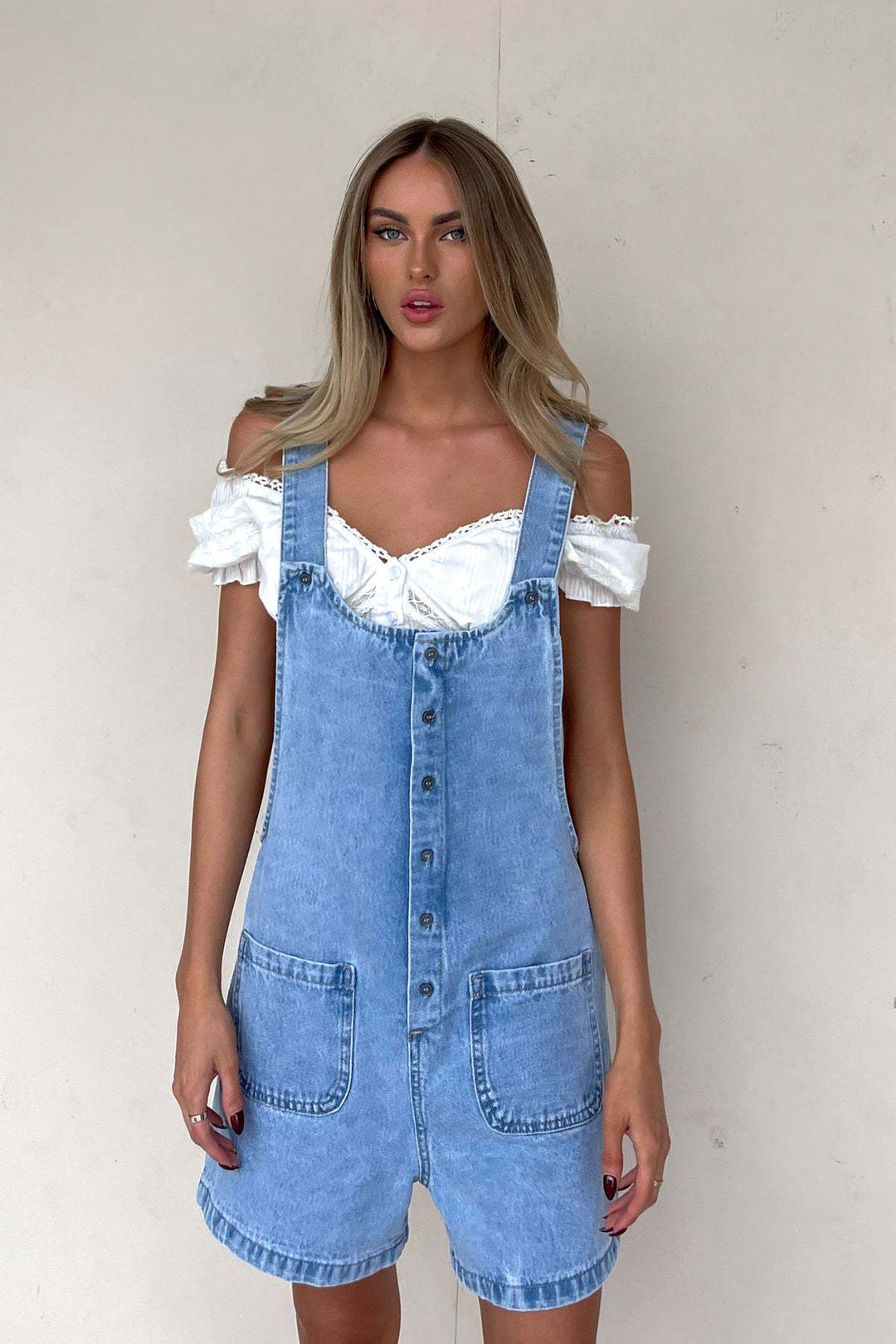 Damernas denimbyxa med praktiska fickor och knäppt design Mirla-Eva Jonsson