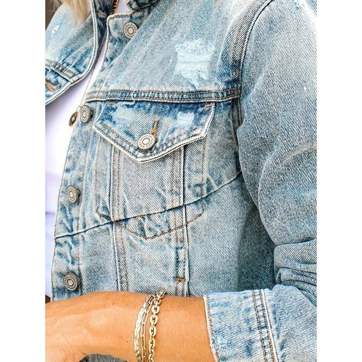 Damernas denimjacka med avslappnade slitna detaljer och modern passform Mirla-Eva Jonsson