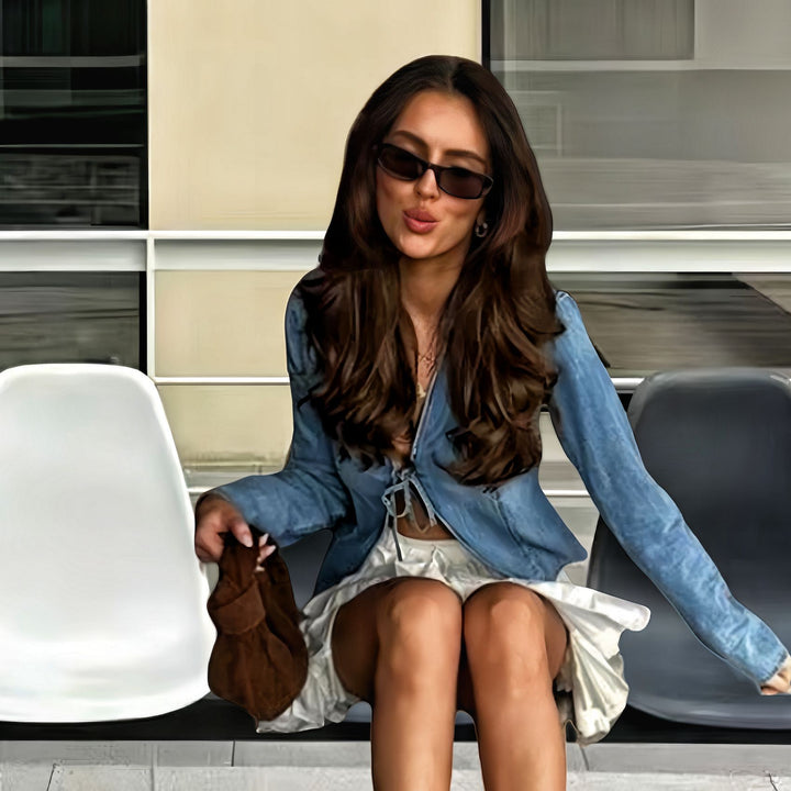 Damernas denimjacka med figurnära silhuett och snördetaljer Mirla-Eva Jonsson