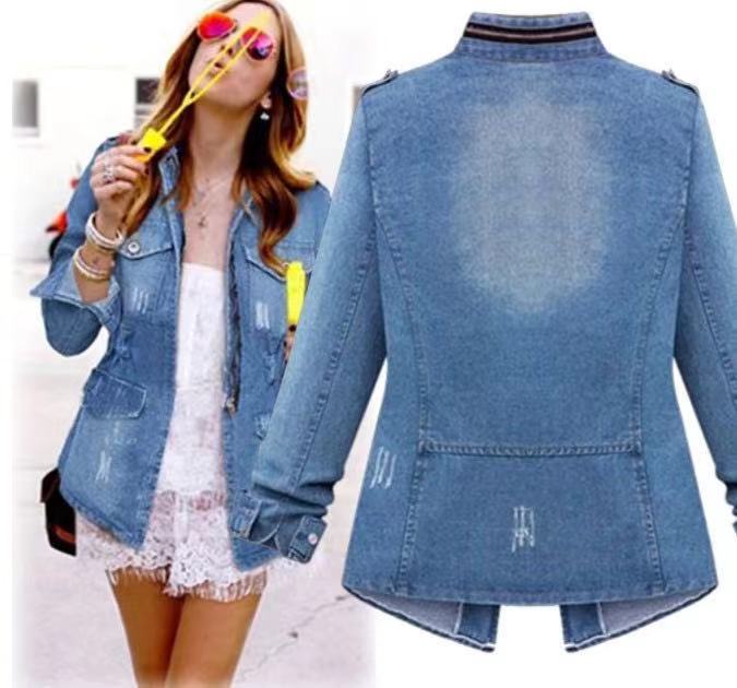 Damernas denimjacka med praktiska påsydda fickor och dragsko Mirla-Eva Jonsson