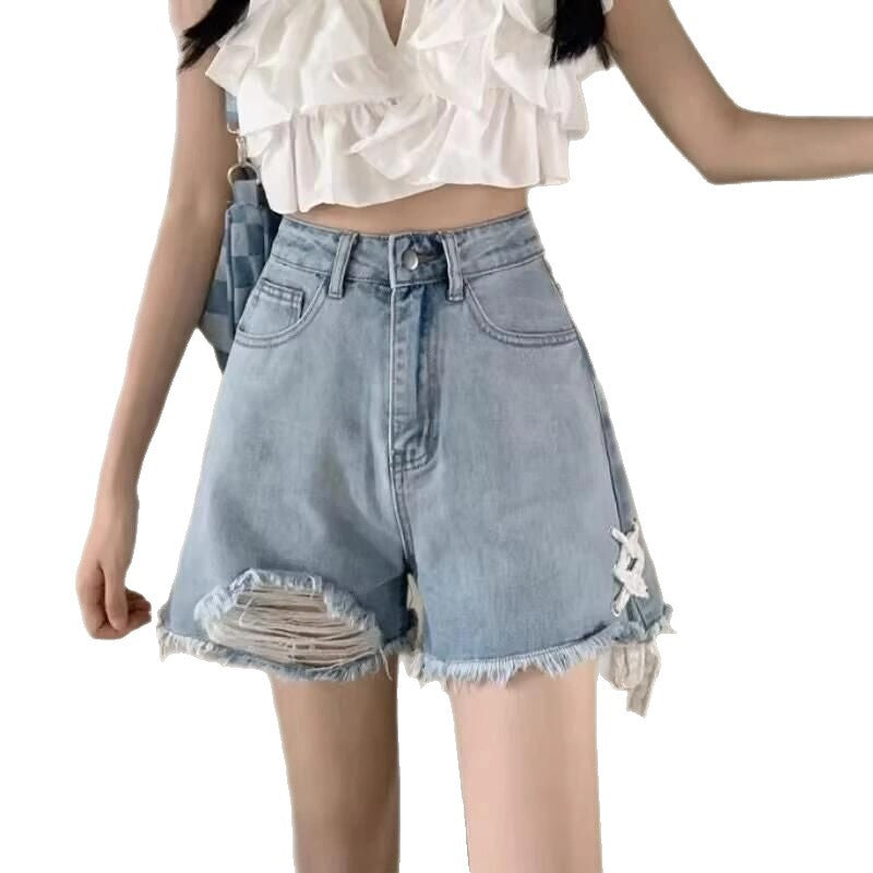Damernas denimshorts med trendiga förstörda detaljer och handgjorda accenter-Eva Jonsson