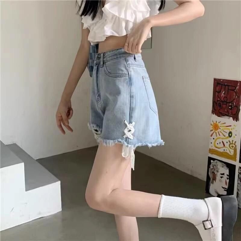 Damernas denimshorts med trendiga förstörda detaljer och handgjorda accenter-Eva Jonsson