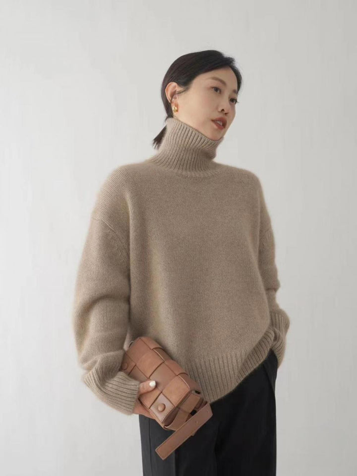 Damernas designer-halsduk-tröja gjord av högkvalitativ ull Mirla-Eva Jonsson